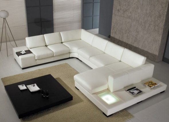 Великолепный белый диван со столиком