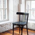 Восстановленный стул с необычным декором