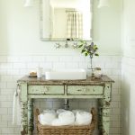Зеленый умывальник в ванной комнате в стиле прованс