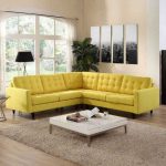 Желтый угловой диван у окна