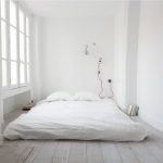 Белая комната с кроватью белого цвета