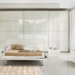 Белая спальня с декором в песочных тонах
