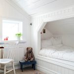 Белая спальня с удобной кроватью в нише