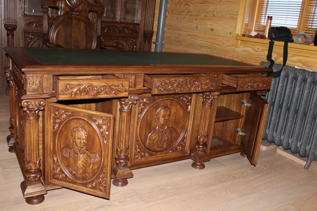 Резной кабинет. Красивая деревянная мебель. Резная мебель из массива. Эксклюзивная мебель из дерева. Деревянный резной стол.