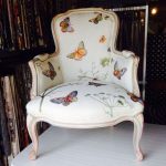 Декор мягкого сидения стула с бабочками