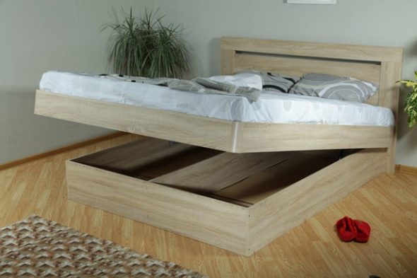 Деревянная кровать с местом для вещей