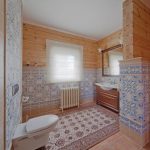 Деревянная мебель для ванной в стиле кантри