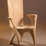 Деревянный стул необычной формы