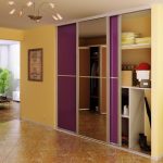 Фиолетовый шкаф для желтого коридора