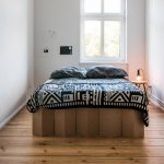 Кровать из картона для маленькой спальни