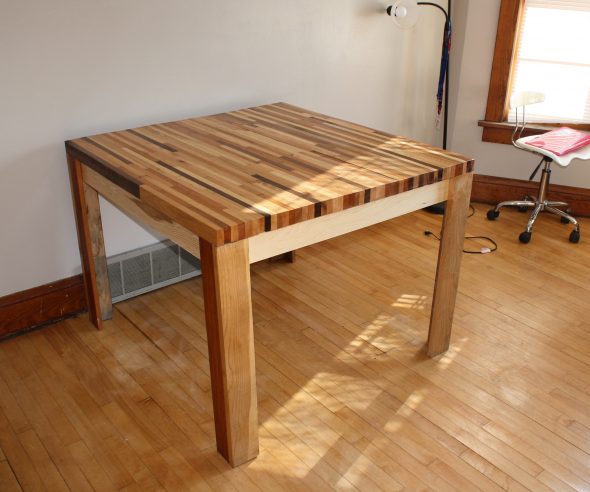 Квадратный деревянный стол