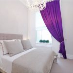 Небольшая спальня с фиолетовой занавеской