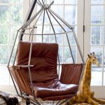 Необычный вариант подвесного кресла, собранного с помощью металлических обручей