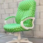 Офисное кресло в зеленом цвете