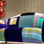 Оригинальный диван из лоскутков разных цветов