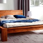 Простая самодельная деревянная кровать