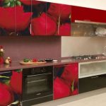 Простой и эффективный способ обновить фасады кухонного гарнитура – использовать фотообои