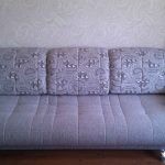 Простой серый диван с комбинированными подушками своими руками