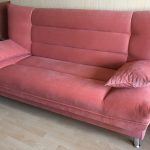 Розовый диван после замены обивки на флок