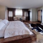 Шикарная кровать-подиум в огромной спальне