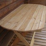 Скругленный стол из дерева на веранду