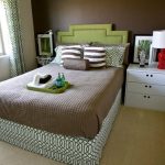 Уютная маленькая спальня в зелено-коричневых тонах