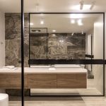 Ванная комната простой геометрической формы без лишних деталей