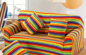 Яркий полосатый диван