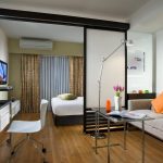 Зонирование гостиной комнаты для место отдыха, рабочее место и место для приема гостей