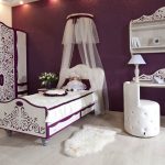 Бело-фиолетовая спальня с балдахином над кроватью