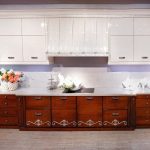 Бело-коричневый кухонный гарнитур в современном стиле