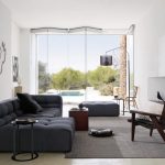 Большой диван серого цвета для светлой и просторной гостиной
