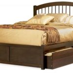 Деревянная двухспальная кровать с выдвижными ящиками