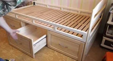 Деревянная кровать ящиками для вещей 