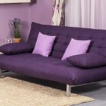 Фиолетовый диван-книжка в гостиной