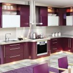 Глянцевая фиолетовая кухня с белым декором