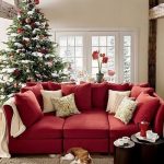 Красный диван в новогоднем интерьере