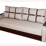 Мягкий диван с подушками и подлокотниками