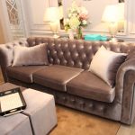 Мягкий диван в классическом стиле