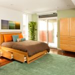 Оформление компактной спальни с удобными местами хранения