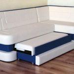 Раскладной бело-голубой диван