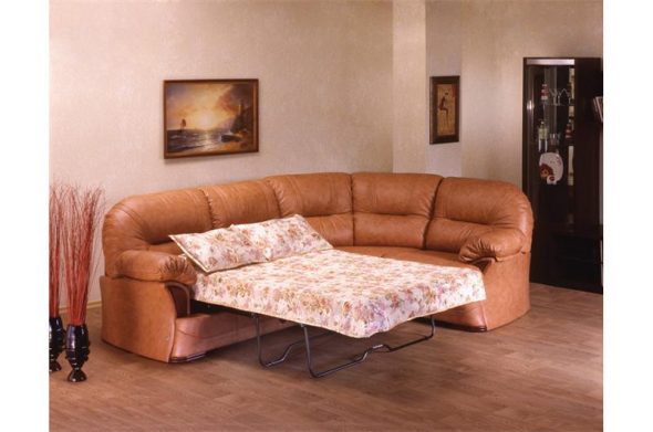 Угловой диван-раскладушка в гостиной