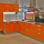 Яркая оранжевая кухня в современном стиле