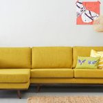 Яркий желтый диван в интерьере