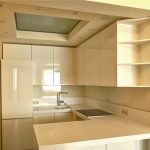 Белая кухня со шкафами до потолка и красивым потолком с подсветкой