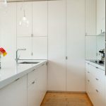 Белая кухонная мебель до потолка