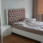 Белая мебель в спальню с изголовьем кровати каретная стяжка