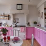Бело-розовая кухня без навесных шкафов