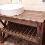 Деревянный консольный столик в ванную