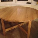 Хороший большой деревянный стол круглой формы